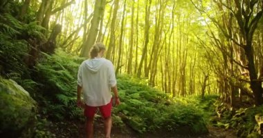 At kuyruklu beyaz adam ıssız ormanları keşfediyor.