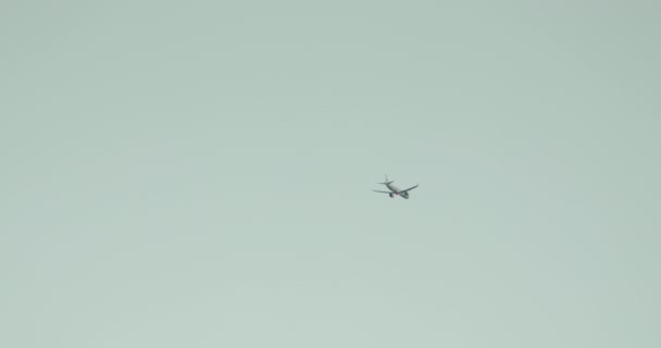 Кадры самолета, летящего в туманном небе — стоковое видео