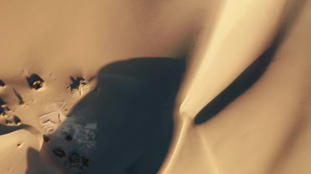 Haut vers le bas de l'antenne des dunes en lumière dorée du coucher du soleil, Drone au-dessus du paysage pittoresque 4K — Video