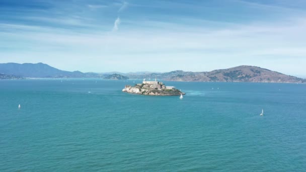 O museu famoso mundial da ilha de Alcatraz e o parque nacional 4K aéreo — Vídeo de Stock