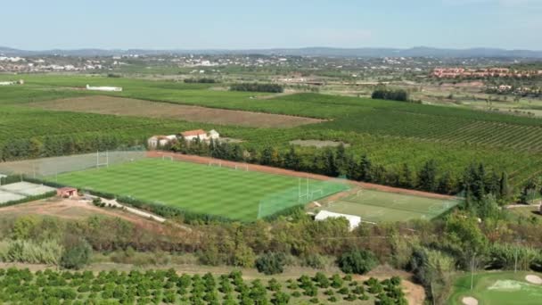 Albufeira, Portugalia. Nagrania lotnicze z odizolowanego boiska piłkarskiego — Wideo stockowe