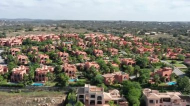 Albufeira, Portekiz. Yamaçlardaki harika, temiz binaların hava manzarası.