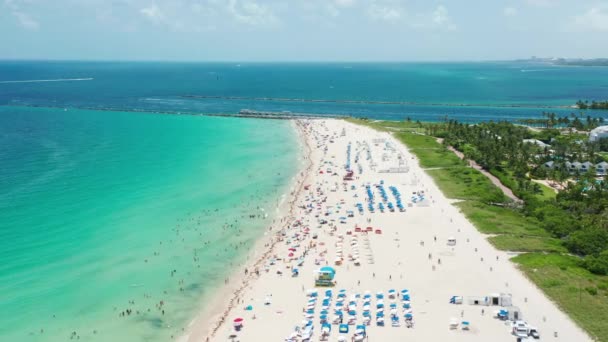 Aérea cinematográfica de la playa tropical en la ciudad costera, océano Atlántico verde — Vídeos de Stock