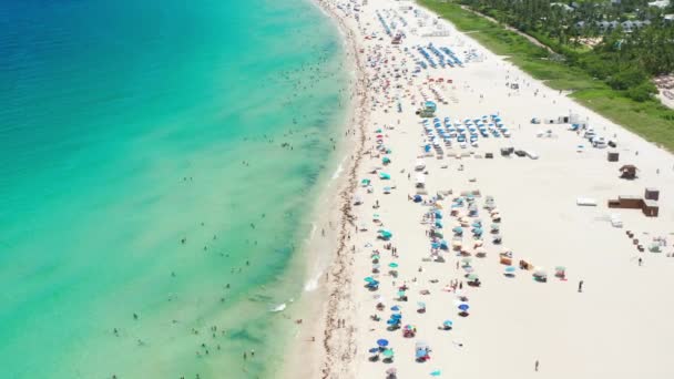 Hermosas olas verdes del océano, arena blanca y aguas marinas increíbles, vista aérea 4K — Vídeos de Stock