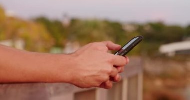 Cep telefonuyla iletişim kuran erkeklerin yakın görüntüsü
