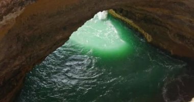 Kayalık tepenin içindeki yeşilimsi derin su