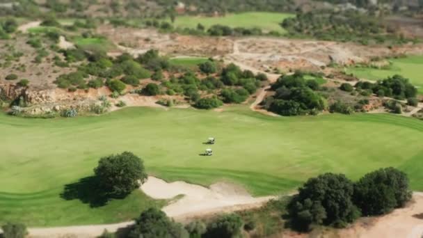 Albufeira, Portugal. Pittoresk gebied van luxe golfclub tijdens een zonnige dag — Stockvideo