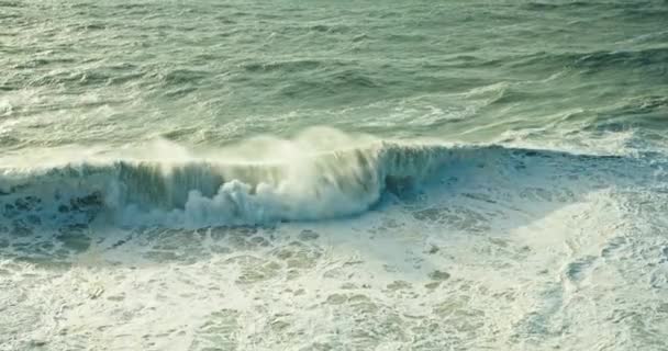 Blick über die Ozeanwelle, die bei Sonnenuntergang an der Küste von Nazare rollt, Portugal — Stockvideo