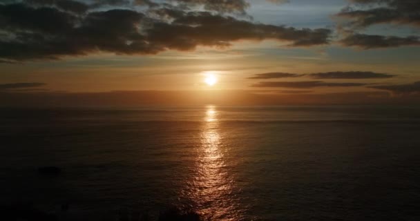 Luce rossa e morbida del sole che tramonta oltre una linea di galleggiamento — Video Stock