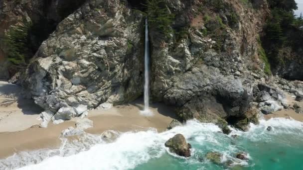 Cinematic Waterfall Aerial Drone Filmación, Paisaje aéreo Cascada de la costa oeste — Vídeo de stock