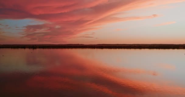 Prachtige zonsondergang bij het geïsoleerde gebied bij het waterlandschap — Stockvideo