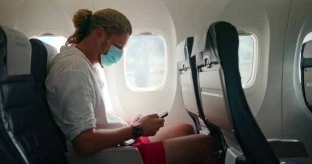 Homem mensagens de texto enquanto sentado no avião — Vídeo de Stock