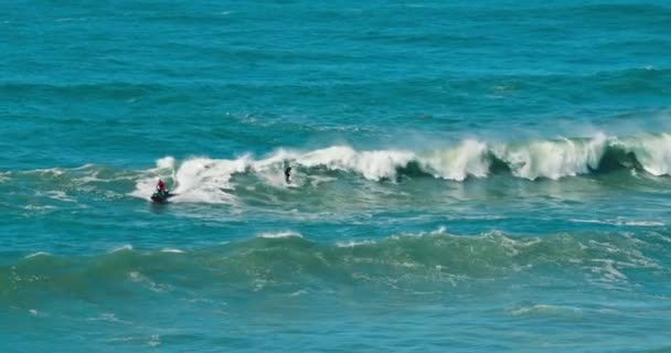 Surfista che cavalca un'onda enorme estrema sulla spiaggia di Nazare, Portogallo, Europa — Video Stock