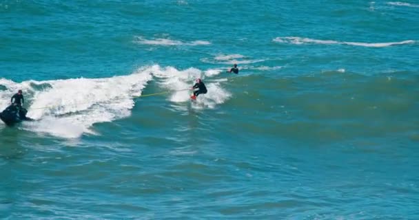 Sportivo che si esercita sulla tavola da surf a Nazare Point, Portogallo, Europa — Video Stock