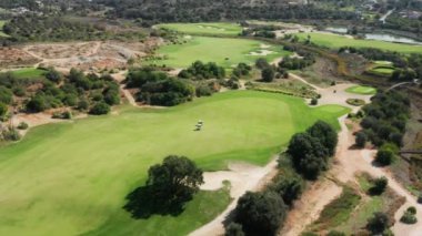 Albufeira, Portekiz. Güneşli bir günde yukarıdan görüldüğü gibi muhteşem bir golf sahası.