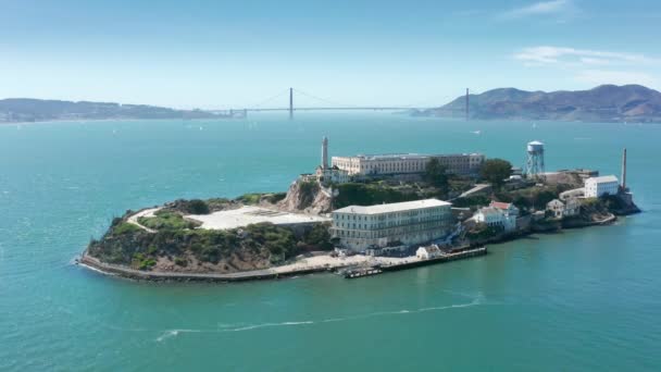 Alcatraz ilha aérea com ponte Golden Gate em segundo plano, edifício prisão 4K — Vídeo de Stock