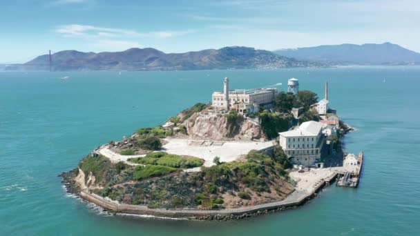 Panoráma közeli kilátás Alcatraz sziget 4K légi, történelmi börtön épület — Stock videók