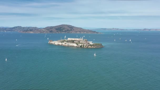 Парусная регата вокруг музея острова Алькатрас, Водный спорт, залив Сан-Франциско — стоковое видео