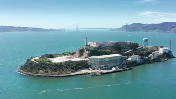 Aerial fechar a ilha de Alcatraz com ponte Golden Gate, área da baía de São Francisco — Vídeo de Stock