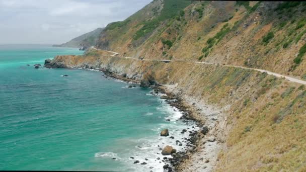 美国4K绿色太平洋海水沿岸公路蜿蜒曲折的自然景观 — 图库视频影像