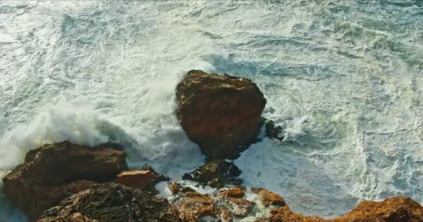 Blick von oben auf große Wellen, die Felsen der Küste von Nazare, Portugal, Europa spülen — Stockvideo