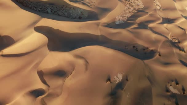 4K vue du haut vers le bas sur les incroyables motifs ondulés sur la terre du désert, Road trip — Video