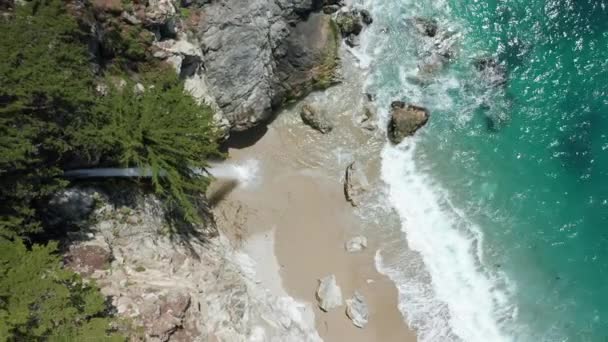 Wereldberoemde waterval oriëntatiepunt, schilderachtige Big Sur, verticale mobiele inhoud 9: 16 — Stockvideo