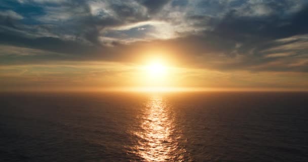 Coucher de soleil sur l'horizon de l'océan Atlantique. Formation de nuages sur le ciel au coucher du soleil — Video