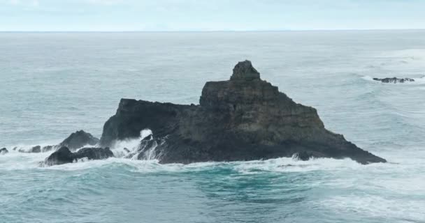 Krásná plážová scenérie se skálou uprostřed oceánu — Stock video