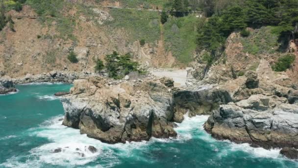 Vista aérea de las olas del océano que se estrellan sobre la isla rocosa, California paisaje 4K — Vídeos de Stock