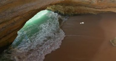 Turkuaz deniz sularıyla çevrili doğal mağaranın güzel manzarası.