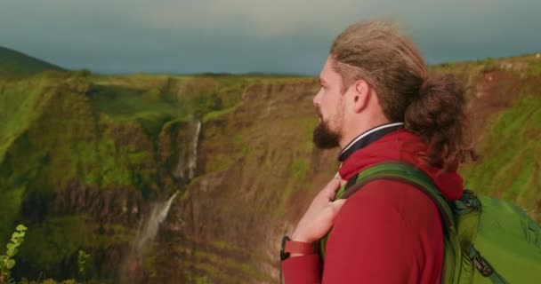 Mochilero observando asombrosos paisajes de las laderas — Vídeos de Stock