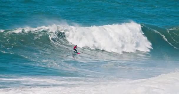 Hombre excitado surfeando gran ola en la playa Nazare, Portugal, Europa — Vídeos de Stock