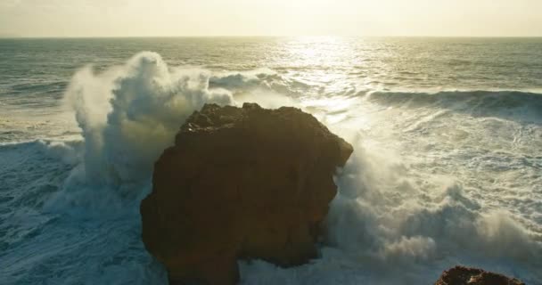 Meereswellen brechen von Felsküste bei Nazare, Portugal, Europa — Stockvideo