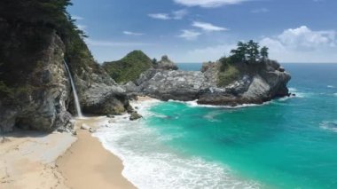 Dünyaca ünlü şelale, güzel Big Sur kıyı şeridinde manzaralı şelale.