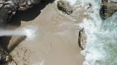 Tepedeki şelaleleri kapatın, Doğa Yabanı dikey mobil çekimi 9: 16