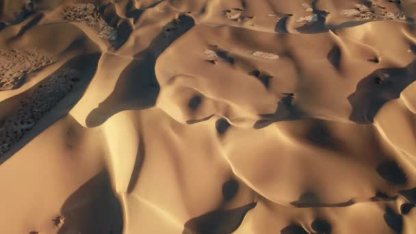 Coucher de soleil sur les dunes de sable désert, antenne de la vallée dans la lumière du coucher de soleil doré 4K — Video