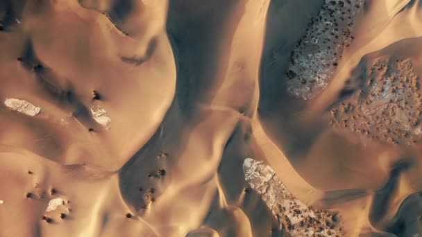 Сверху вниз воздушный вид песчаных дюн пустыни покрыты снегом, природа дикой природы — стоковое видео