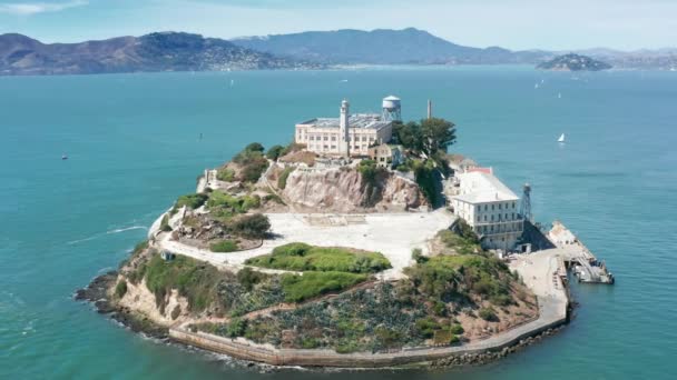 Close up view on historic building of the prison on Alcatraz island 4K aerial — ストック動画