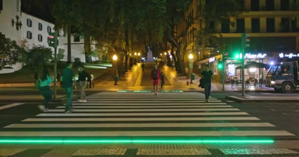 Ponta Delgada, Portugal. okt 2020. Mensen lopen over de centrale straat — Stockvideo