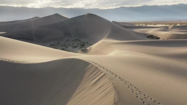 Cênico natureza aérea, pôr do sol luz sobre dunas de areia branca, Sun ray deserto paisagem — Vídeo de Stock