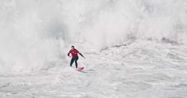 男子冲浪运动员骑巨浪在纳扎尔湾，葡萄牙，欧洲 — 图库视频影像
