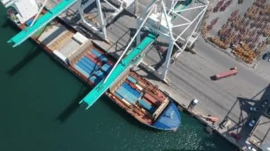 Miami limanındaki kargo gemisinden 4K hiper gecikme konteynırı boşaltılıyor.