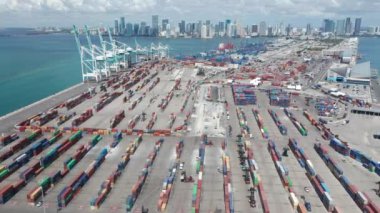 Miami şehir merkezindeki kargo limanında panoramik dron görüntüsü, 4K