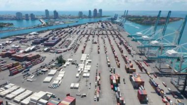 Miami sahili şehir manzaralı ve Atlantik okyanuslu kargo limanında panoramik drone görüntüsü