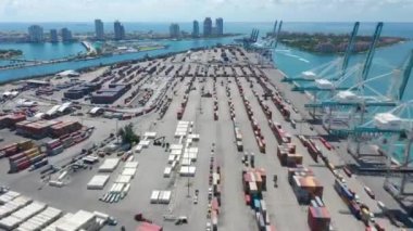 Liman iskelesinin üstündeki zaman atlaması Miami Plajı 'ndaki kargo limanında panorama olduğunu gösteriyor.