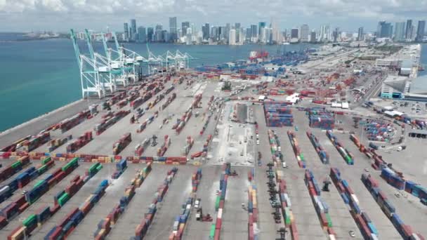 Tijdsverloop boven haven dok onthullend panorama van vrachthaven, Miami centrum 4K — Stockvideo