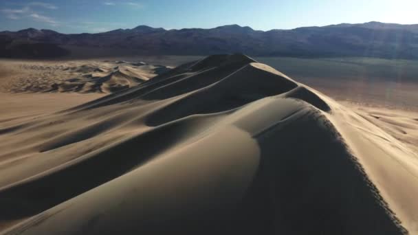 Cinematische massieve duinen heuvels in gouden zacht licht. Drone vliegt snel in de woestijn — Stockvideo