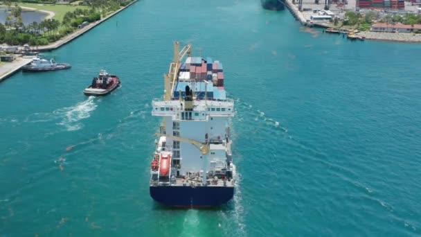 Αεροφωτογραφία βαρύ φορτωμένο φορτηγό πλοίο εισέρχεται στο λιμάνι του Μαϊάμι, drone water — Αρχείο Βίντεο