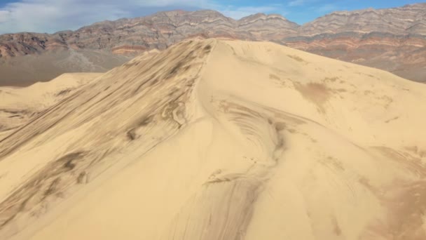 動きの背景に描かれたパターンの山の風景、砂漠の自然4Kショット — ストック動画